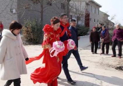 「乡村阿飞」年底瞒着老婆给妈送去两万，门口听到弟媳的话，我转身离开了