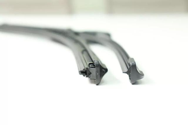 #蛋蛋懂车#你有见过双刮尖的雨刮吗？传统雨刮与新世代雨刮的精彩博弈