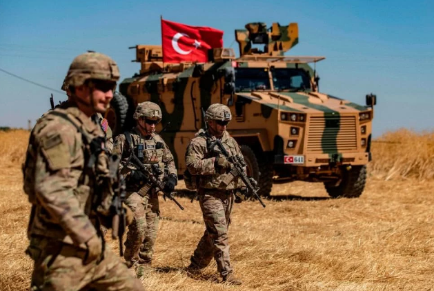8万叛军倒向土耳其，库尔德人腹背受敌，求助于俄罗斯