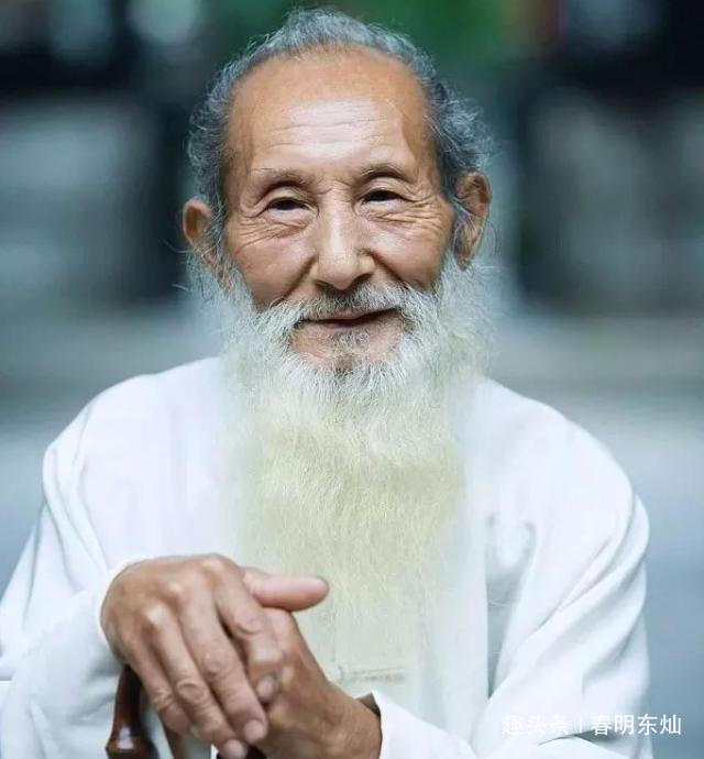 「春明东灿」爷爷的告诫：人到中年，学会“四不管”，好运不请自来