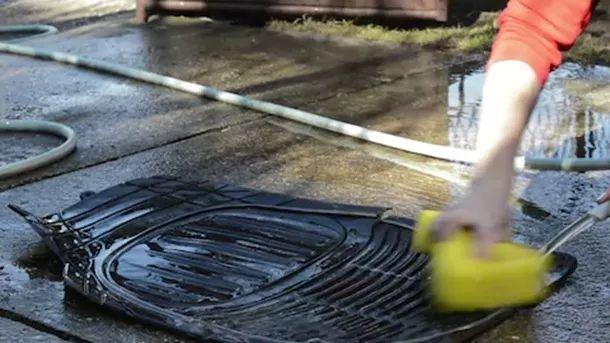 [汽车姐小王]重视汽车脚垫的清洗保养，行车更加安全整洁舒适