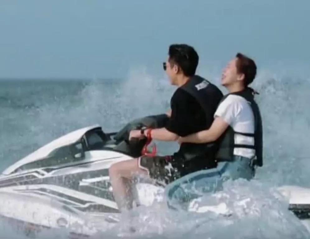王鹤棣带杨紫玩摩托艇，有谁注意杨紫手放的位置？粉丝：太甜了吧