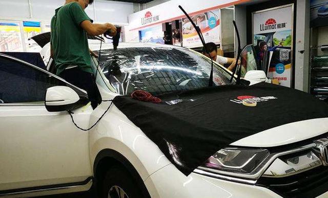 「全能车讯」汽车贴膜一般要花多少钱，老司机给你分析分析，车主：还好没被骗