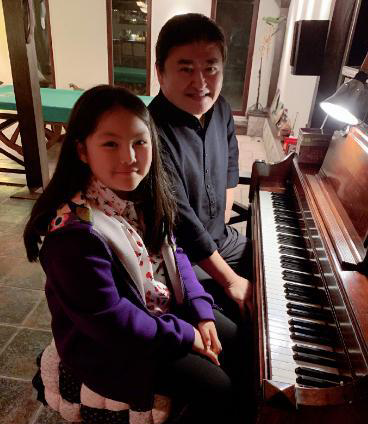 10岁王诗龄近照曝光，五官“开挂式”长开，跟刘欢学钢琴成才女