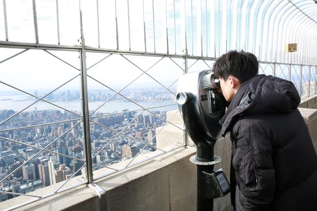 易烊千玺照片登纽约帝国大厦名人墙，去年曾参观留影