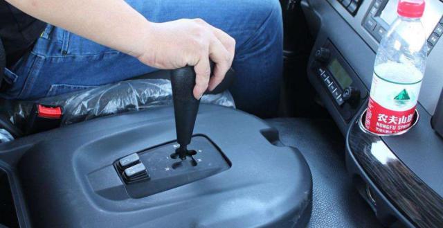 啥车■自动挡上“＋”“-”有啥用？很多老司机都不一定知道，真是浪费