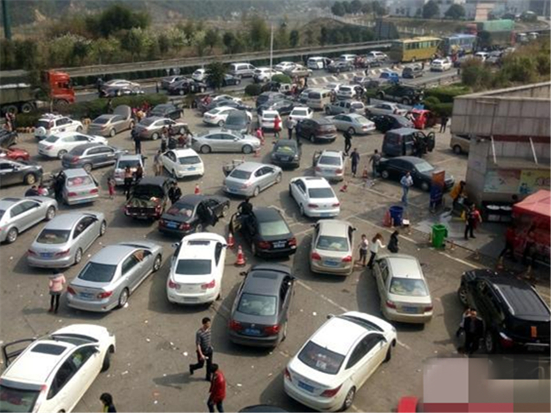 瑶瑶说车讯@服务区停车有说法？网友：记住这3点，不然下一个亏钱的就是你！