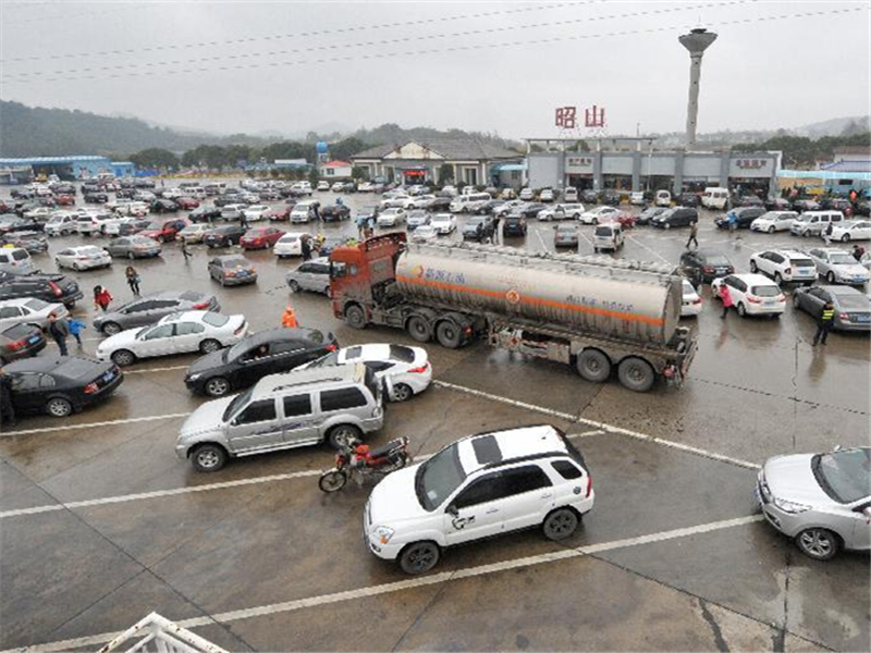 瑶瑶说车讯@服务区停车有说法？网友：记住这3点，不然下一个亏钱的就是你！