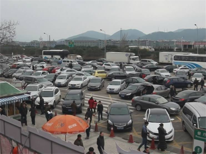 瑶瑶说车讯@服务区停车有说法？网友：记住这3点，不然下一个亏钱的就是你！