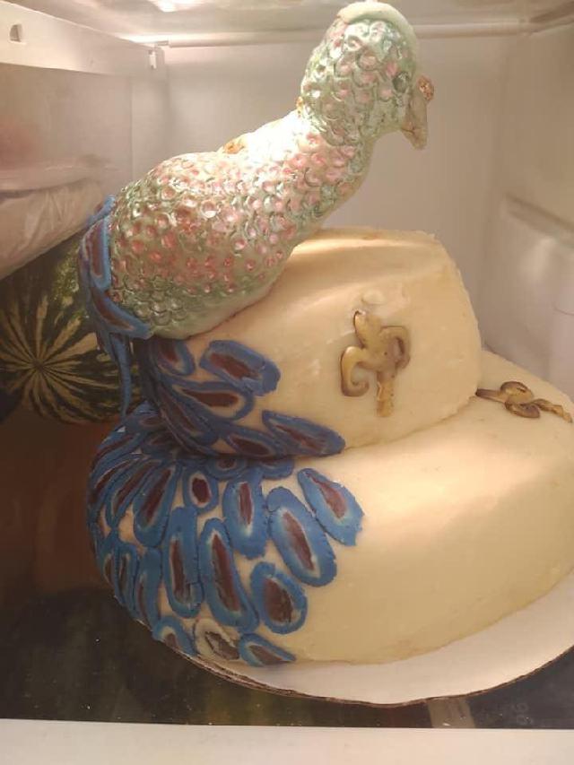 美国新娘网购孔雀造型结婚蛋糕，成品却让她超崩溃：它像生病火鸡