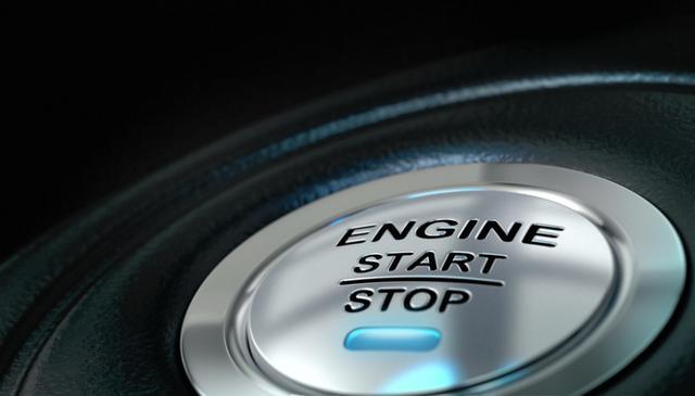 【贫民窟里的百万】无钥匙启动的车在启动状态下，车主带钥匙离车，能被别人开走吗？