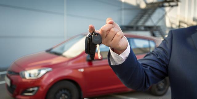 【贫民窟里的百万】无钥匙启动的车在启动状态下，车主带钥匙离车，能被别人开走吗？