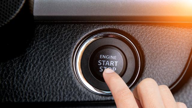 【贫民窟里的百万】无钥匙启动的车在启动状态下，车主带钥匙离车，能被别人开走吗？