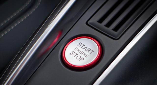 【贫民窟里的百万】无钥匙启动的车在启动状态下，车主带钥匙离车，能被别人开走吗？