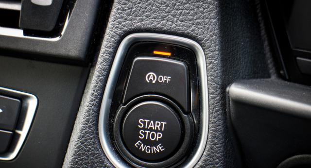 【贫民窟里的百万】无钥匙启动的车在启动状态下，车主带钥匙离车，能被别人开走吗？