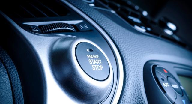 【贫民窟里的百万】无钥匙启动的车在启动状态下，车主带钥匙离车，能被别人开走吗？