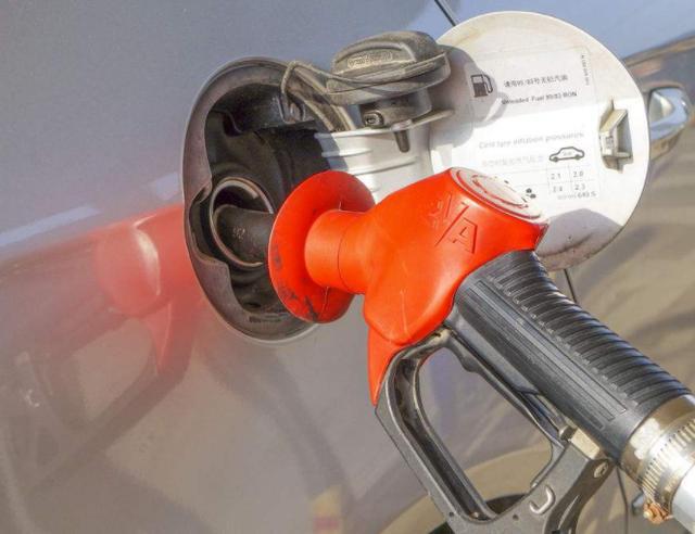 莘莘爱美丽：买汽车的时候，怎么分辨汽车烧什么油？