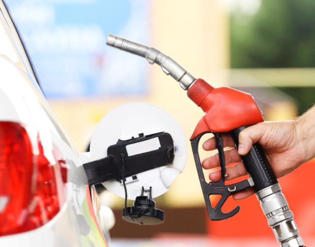 莘莘爱美丽：买汽车的时候，怎么分辨汽车烧什么油？