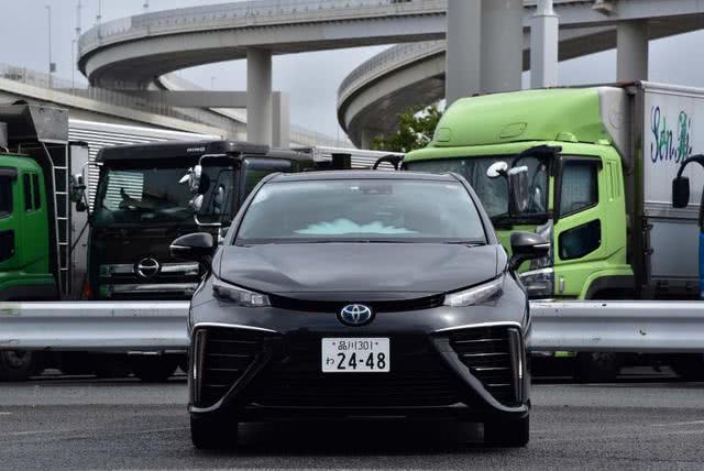 「懂车师哥」晒太阳就能跑，丰田推出太阳能混合动力车！