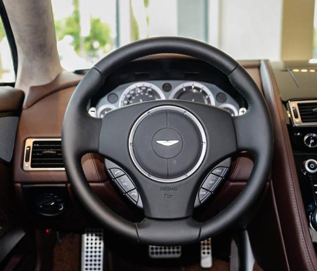 【哪有那么多感动自己】如何去除汽车方向盘上的汗渍？学会这样做，干净不伤车