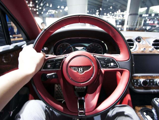 【哪有那么多感动自己】如何去除汽车方向盘上的汗渍？学会这样做，干净不伤车