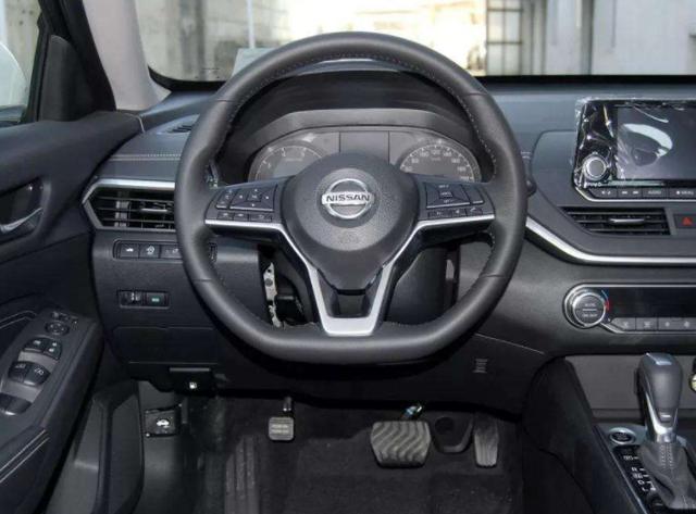 【哪有那么多感动自己】如何去除汽车方向盘上的汗渍？学会这样做，干净不伤车