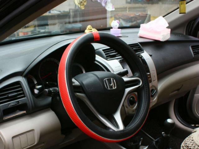 【哪有那么多感动自己】如何去除汽车方向盘上的汗渍？学会这样做，干净不伤车