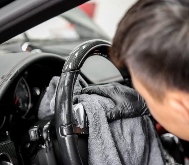 【哪有那么多感动自己】如何去除汽车方向盘上的汗渍？学会这样做，干净不伤车