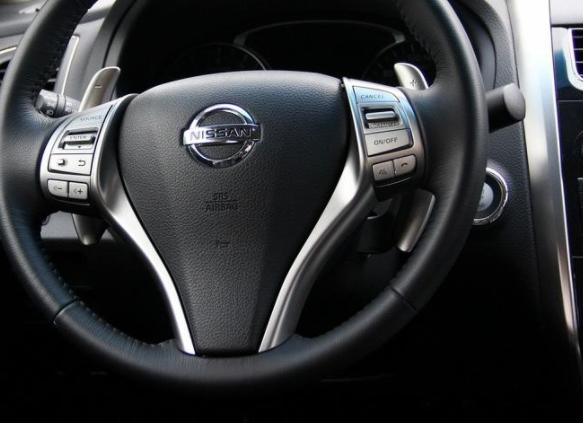 【哪有那么多感动自己】如何去除汽车方向盘上的汗渍？学会这样做，干净不伤车