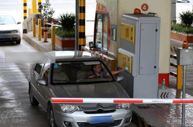 [娱乐小魔仙丹]高速收费站将取消？听专家说完，车主崩溃：求你别取消