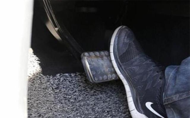 小舞说车@自动挡车在等红灯时，在D挡上一直踩着刹车，这样的做法伤车吗？