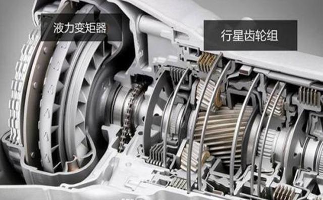 小舞说车@自动挡车在等红灯时，在D挡上一直踩着刹车，这样的做法伤车吗？