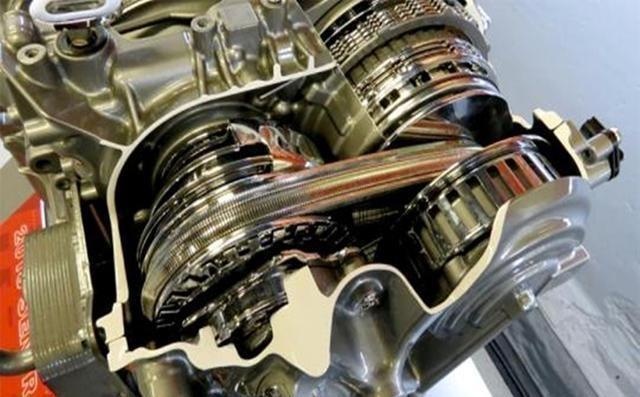 小舞说车@自动挡车在等红灯时，在D挡上一直踩着刹车，这样的做法伤车吗？