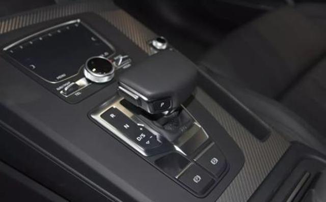 小舞说车@自动挡车在等红灯时，在D挡上一直踩着刹车，这样的做法伤车吗？