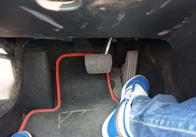 「老侯解车」自动档的油门和刹车为什么都用右脚控制？右脚油门左脚刹车行不行