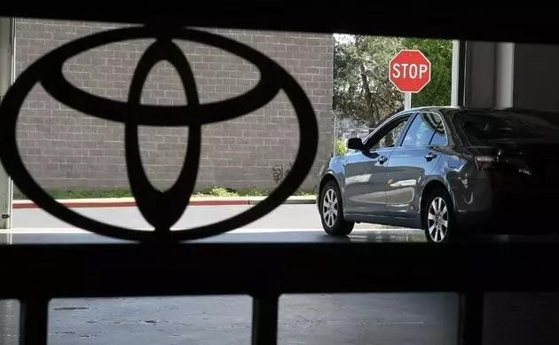 「老侯解车」自动档的油门和刹车为什么都用右脚控制？右脚油门左脚刹车行不行