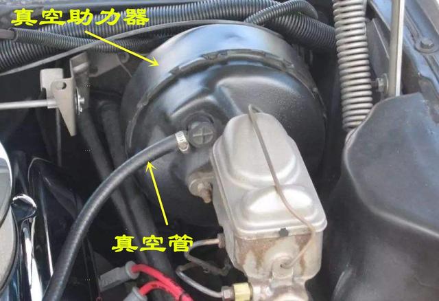 「老侯解车」自动档的油门和刹车为什么都用右脚控制？右脚油门左脚刹车行不行