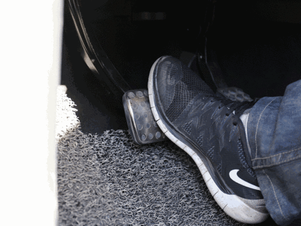 「老侯解车」自动档的油门和刹车为什么都用右脚控制？右脚油门左脚刹车行不行
