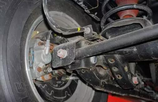 「用车养车常识」方向盘抖动，故障可能不止出在动平衡