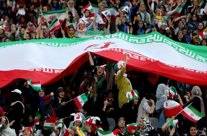 伊朗女性40年来首次自由进入足球场观赛：3000多人特设区域