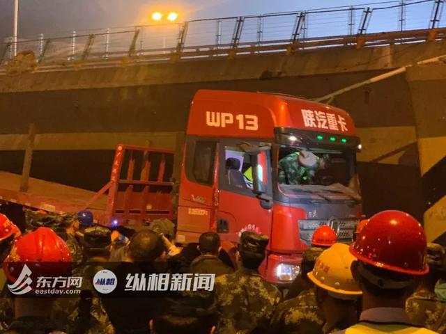 超载所致！无锡跨桥垮塌救援12小时：3人死亡，卡车司机重伤