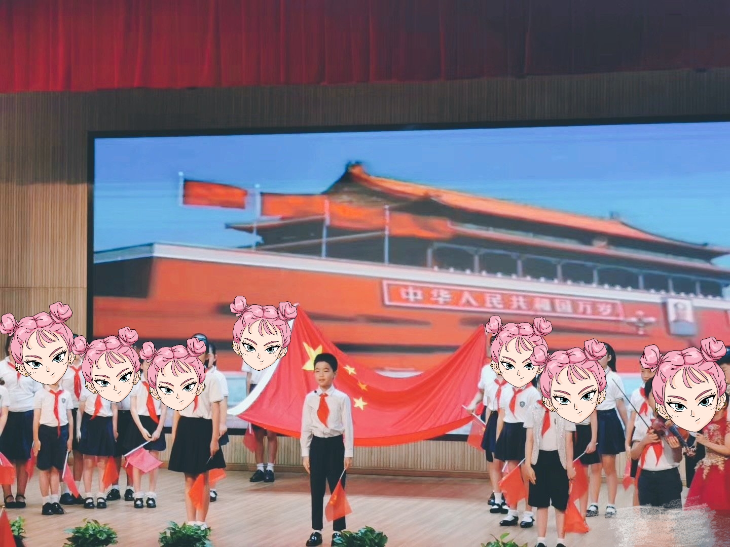 爆红小演员韩昊霖参加学校表演变追星现场，被同学围着要签名合影