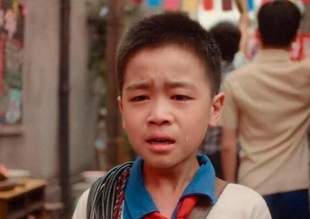 爆红小演员韩昊霖参加学校表演变追星现场，被同学围着要签名合影