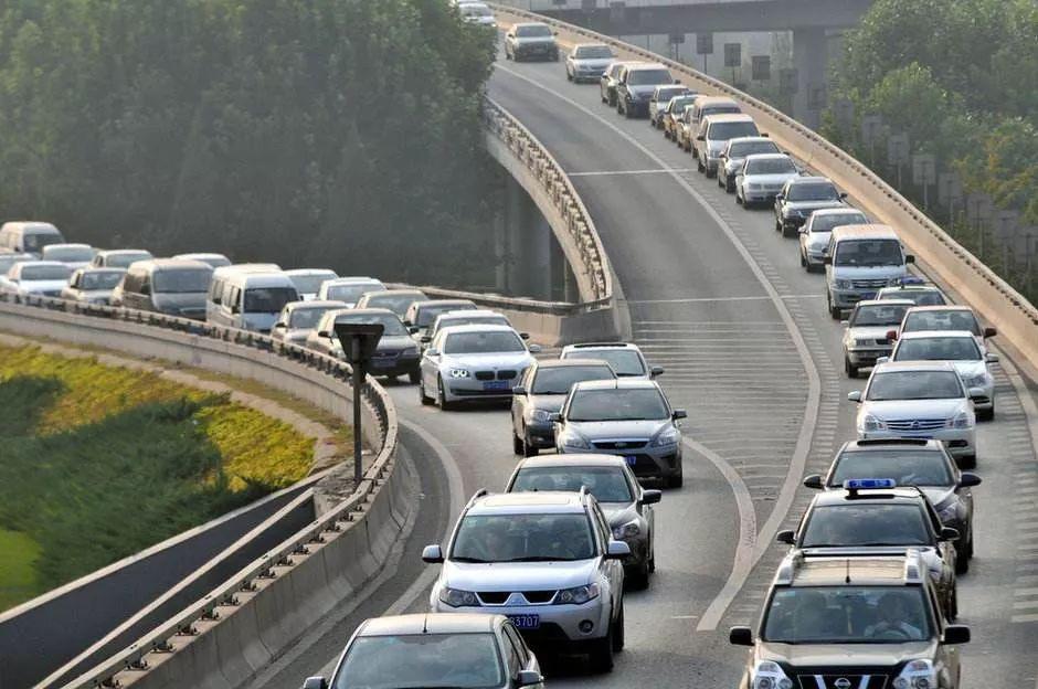 ZAKER网：这些开车情形太奇葩！相信你肯定也遇到过