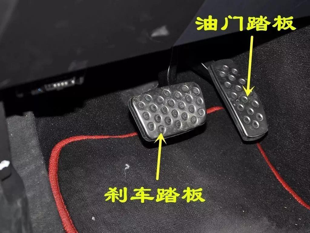 [老侯解车]自动档的油门和刹车为什么都用右脚控制？右脚油门左脚刹车行不行？