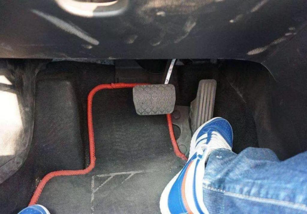 [老侯解车]自动档的油门和刹车为什么都用右脚控制？右脚油门左脚刹车行不行？