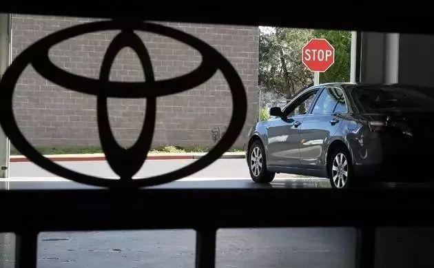 [老侯解车]自动档的油门和刹车为什么都用右脚控制？右脚油门左脚刹车行不行？