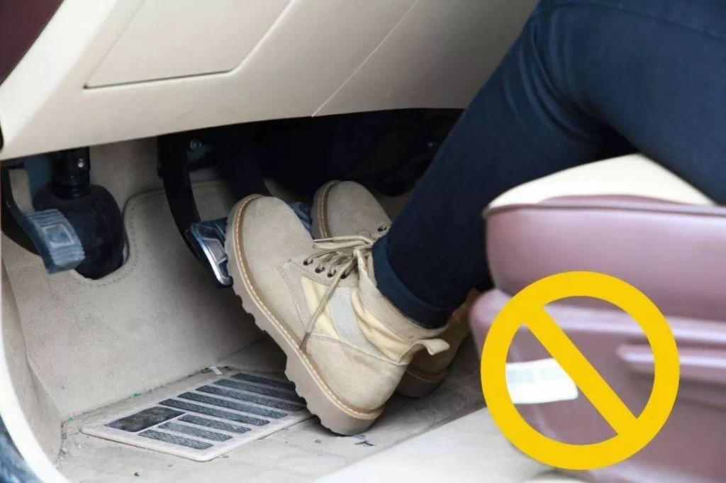 [老侯解车]自动档的油门和刹车为什么都用右脚控制？右脚油门左脚刹车行不行？