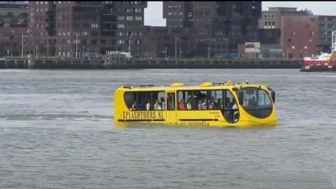 「奇星坊」公交车冲进大海中 路人看到准备报警 接下来一幕众人傻了眼