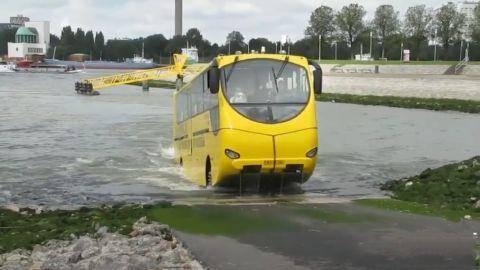 「奇星坊」公交车冲进大海中 路人看到准备报警 接下来一幕众人傻了眼